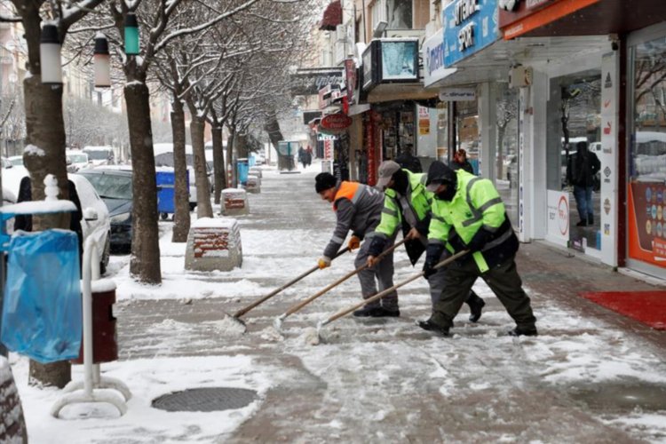 Bursa İnegöl'de kaldırımlar kar ve buzdan temizleniyor -