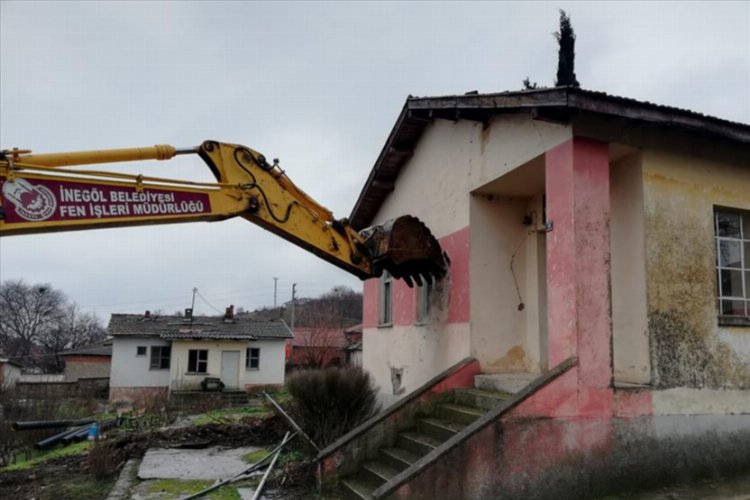 Bursa İnegöl'de metruk yapı ev eski okul binaları yıkıldı -