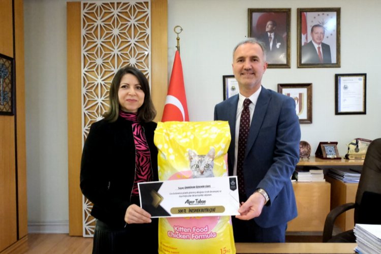 Bursa İnegöl'de Ümmühan Öğretmen, ölen kedinin aç yavrularını kurtardı -