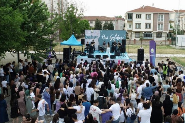 Bursa İnegöl'de üniversitelilerden yaza konserli merhaba -
