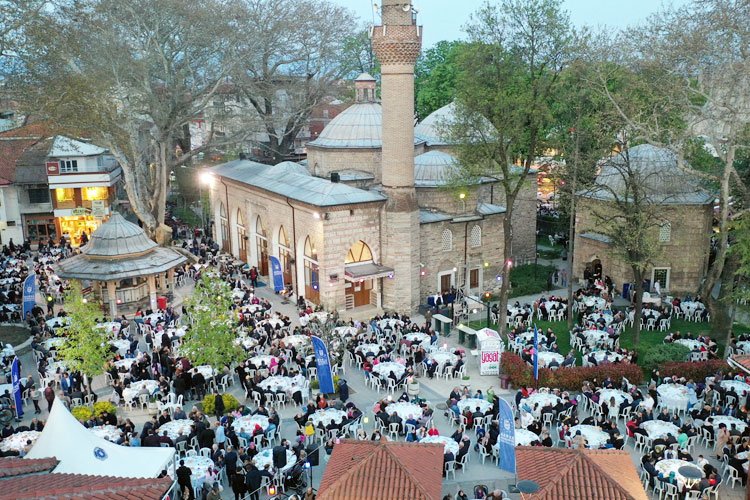 Bursa İnegöl'de tarihi meydan iftar sofrasına dönüştü -