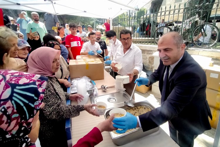Bursa'nın 6 noktada 10 bin aşure dağıtıldı -
