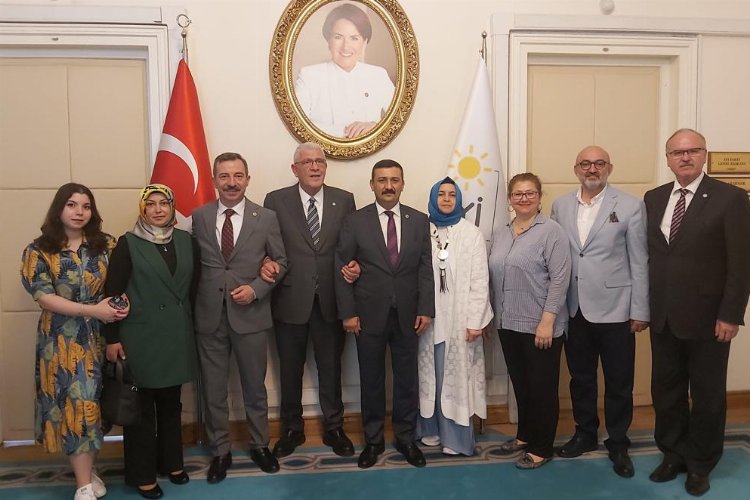 Bursa'nın İYİ Partili vekilleri kayıt yaptırıp rozetlerini taktı -