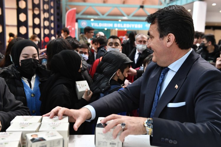Bursa Osmangazi Belediye Başkanı Dündar Kitap Fuarı'nı ziyaret etti -