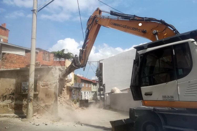 Bursa Osmangazi'de 2 tehlikeli metruk daha yıkıldı -