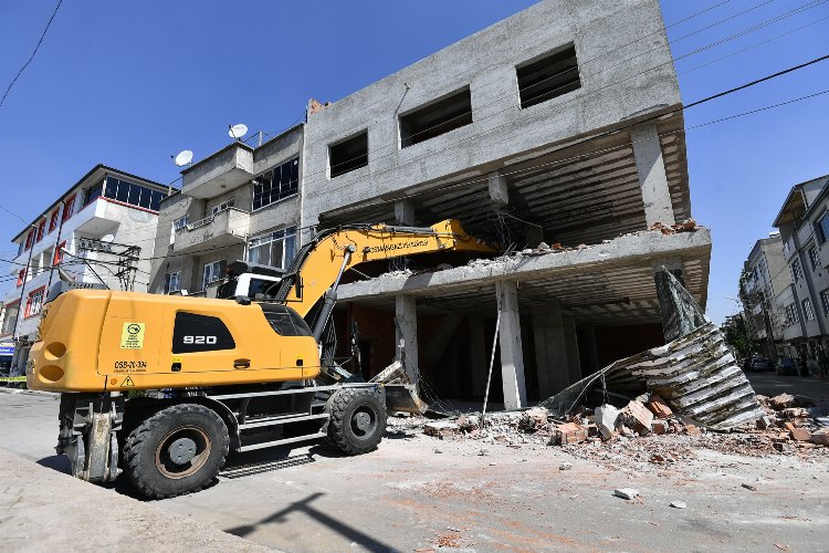 Bursa Osmangazi'de 3 katlı kaçak bina yıkıldı -