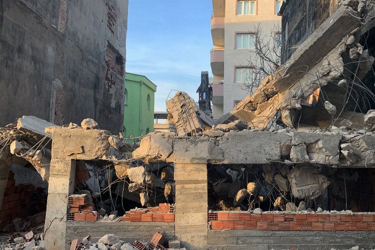 Bursa Osmangazi'de 4 katlı kaçak ev yıkıldı -