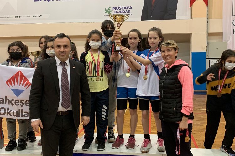 Bursa Osmangazi'de badminton fırtınası -