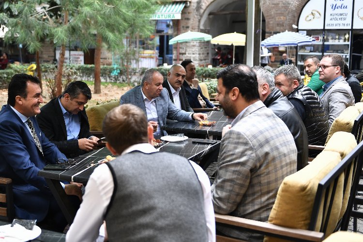 Bursa Osmangazi'de Başkan Dündar esnafı kahvaltıda dinledi -