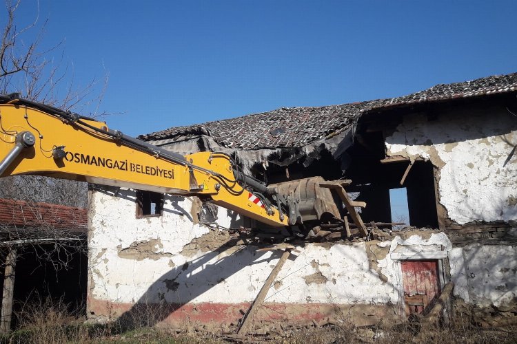 Bursa Osmangazi'de bir metruk daha yıkıldı -