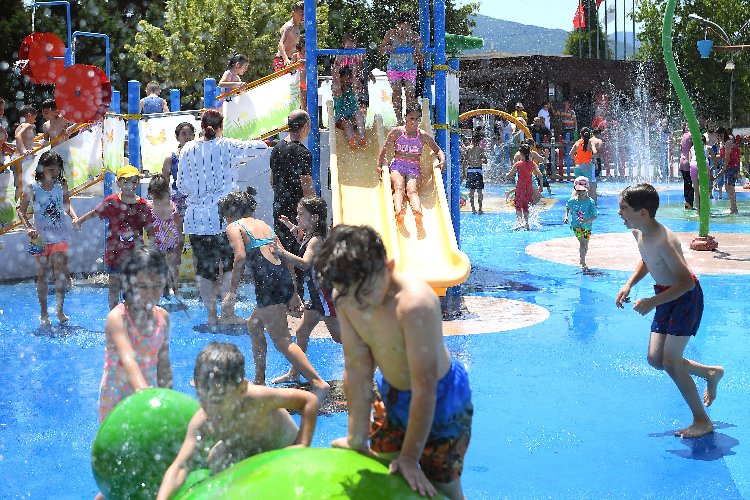 Bursa Osmangazi'de çocuklar hem eğlendi, hem serinledi -