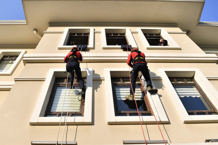 Bursa Osmangazi'de deprem tatbikatı gerçeğini aratmadı -
