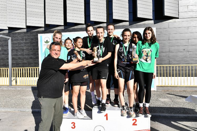 Bursa Osmangazi'de genç sporcular ödüllerine kavuştu -