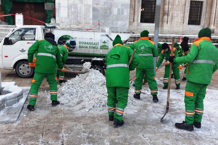 Bursa Osmangazi'de kar mesaisi sürüyor -