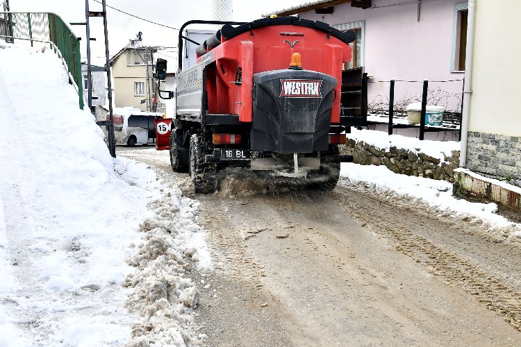 Bursa Osmangazi'de karla kaplı yollara müdahale -