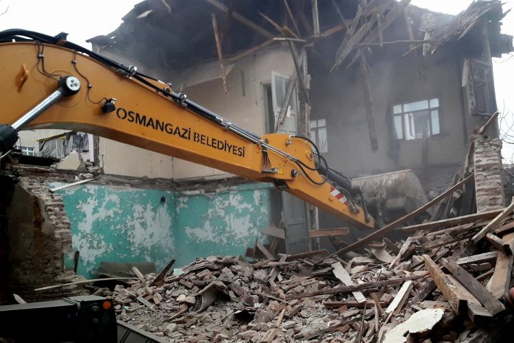 Bursa Osmangazi'de metruk bina temizliği -