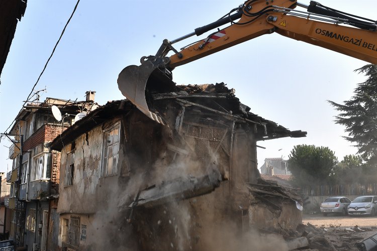 Bursa Osmangazi'de metruk binalar yıkılıyor 