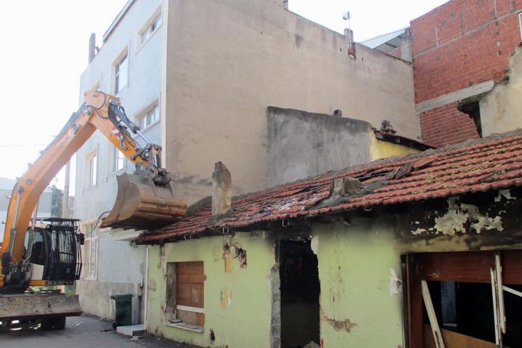 Bursa Osmangazi'de metruk yıkımları sürüyor -