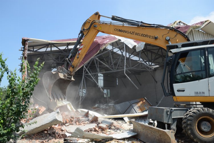 Bursa Osmangazi'de meyve bahçesindeki kaçak işyeri yıkıldı -