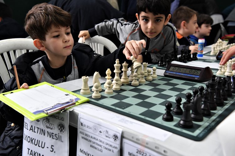 Bursa Osmangazi'de minik satranççılar şampiyonluk için yarıştı -