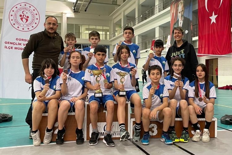 Bursa Osmangazi'de okul sporlarında çifte başarı -