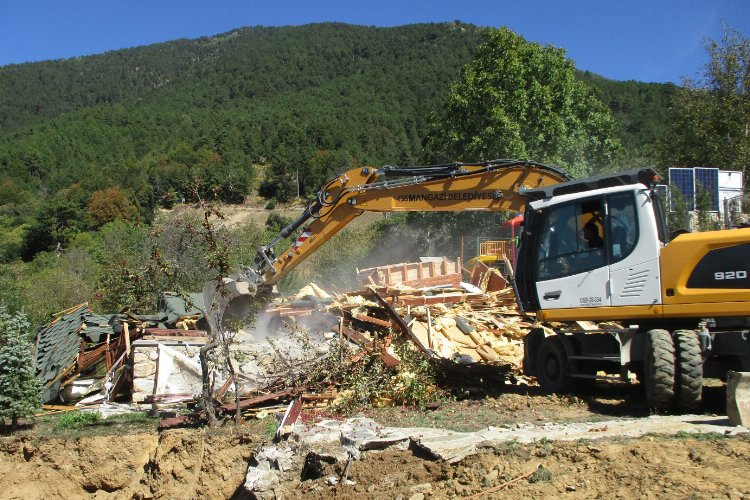 Bursa Osmangazi'de orman arazisindeki kaçak ev yıkıldı -