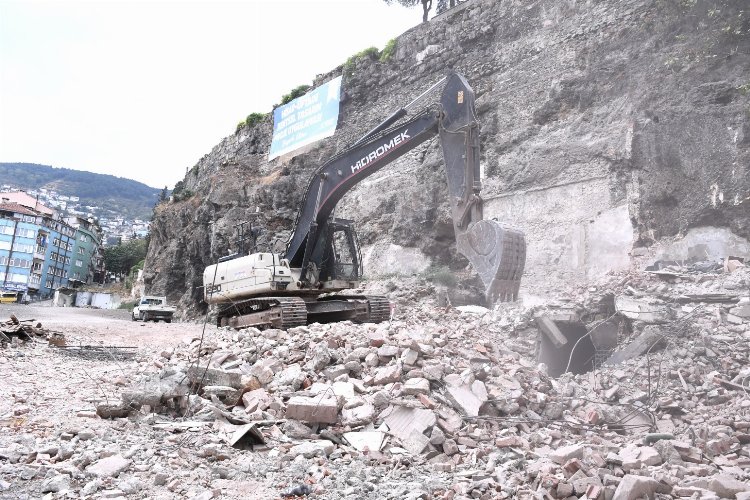 Bursa Osmangazi'de tarihi bölgedeki riskli binalar yıkılıyor -