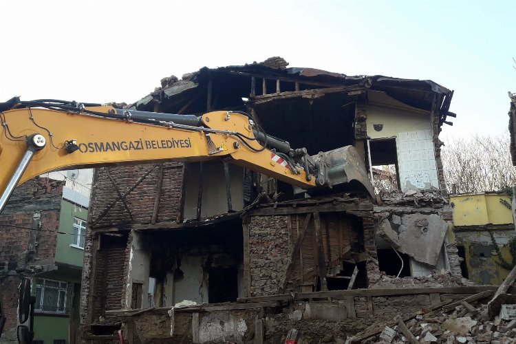 Bursa Osmangazi'de tehlike arz eden metruk bina yıkıldı -