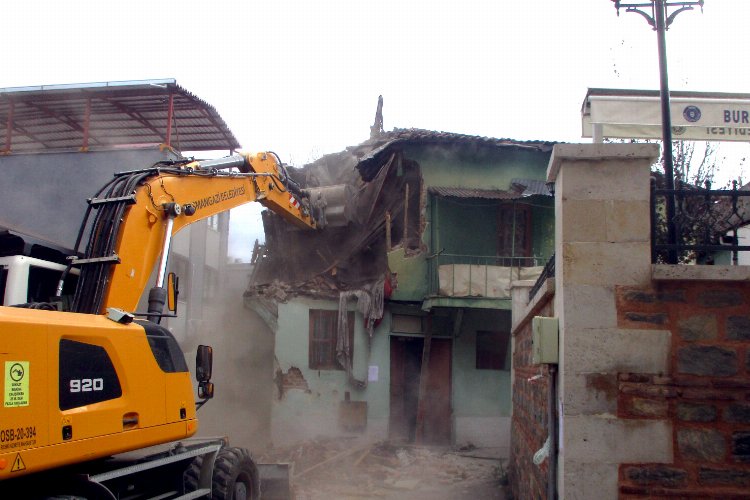 Bursa Osmangazi'de tehlikeli metruklara yıkım -