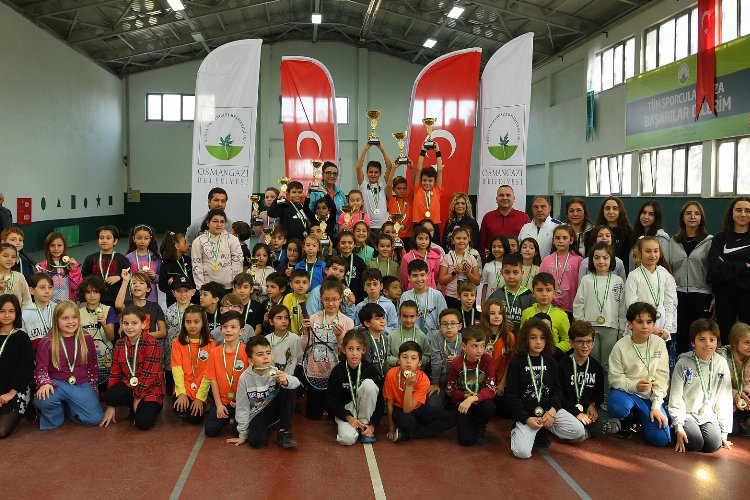 Bursa Osmangazi'de tenis tutkunları performanslarını sergiledi -