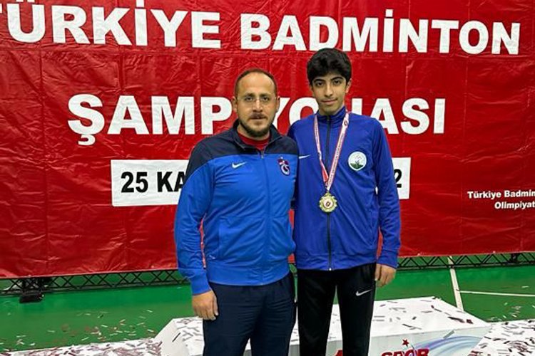 Bursa Osmangazili badmintoncudan altın madalya -