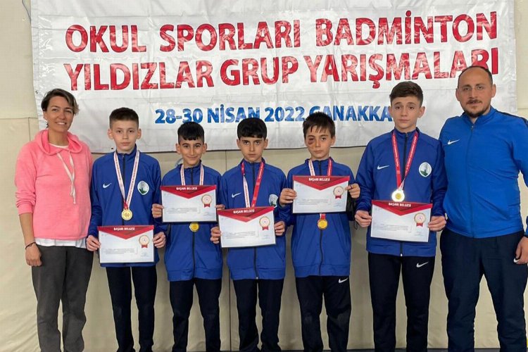 Bursa Osmangazili badmintoncular Çanakkale'de başarıyla döndü -