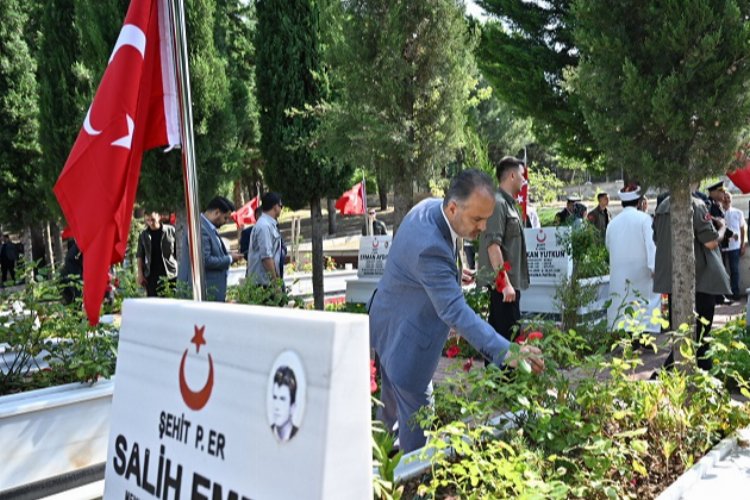 Bursa şehitliğinde duygusal anma -