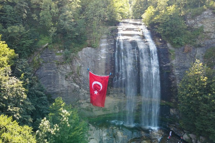 Bursa Suuçtu Şelalesi'ne 100 metrekarelik dev güzellik! -
