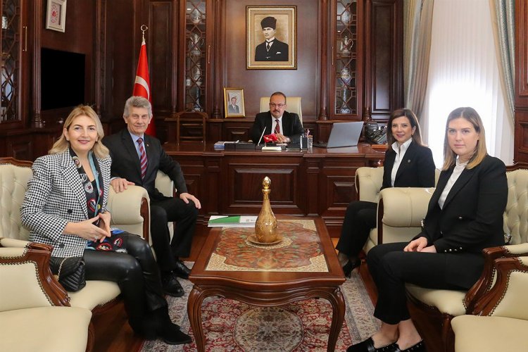 Bursa Vizyonu Raporu Vali Canbolat'a sunuldu -