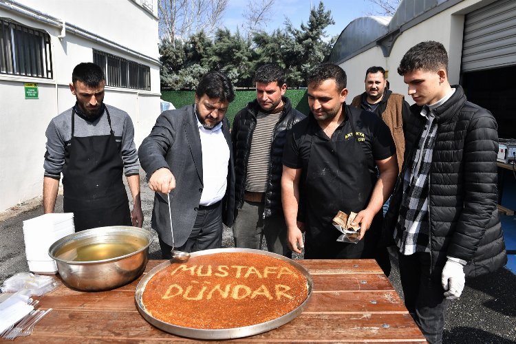 Bursa'ya göç eden depremzede vatandaştan künefeli teşekkür -
