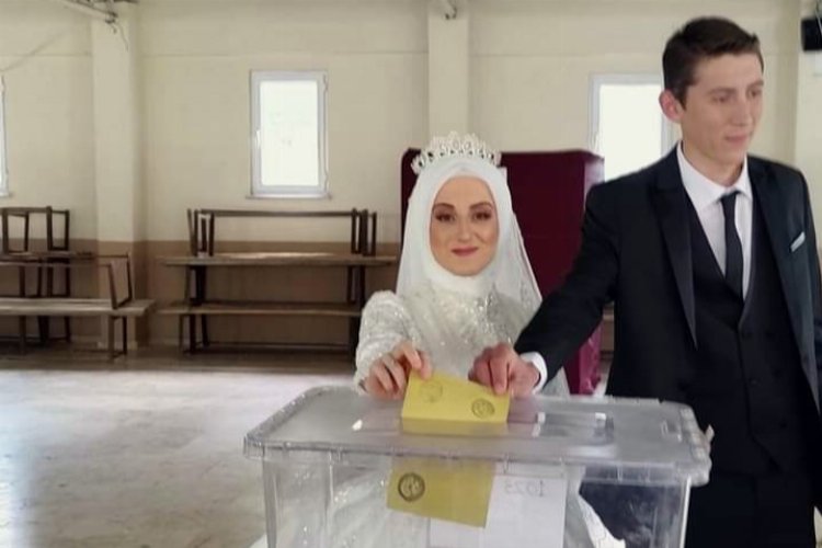 Bursa Yenişehir'de gelinliğiyle sandığa geldi -