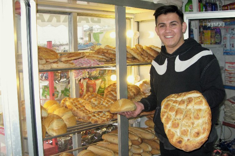 Bursa Yenişehir'deki bu bakkalda pideler bedava -
