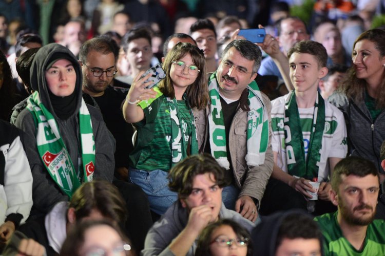 Bursa Yıldırım'da dev ekranda maç heyecanı -