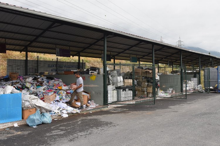 Bursa Yıldırım'da eski kitaplar kırtasiyeye dönüştü -