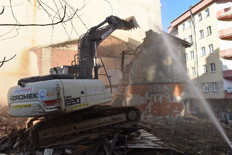 Bursa Yıldırım'da estetği bozan metruklar yıkılıyor -