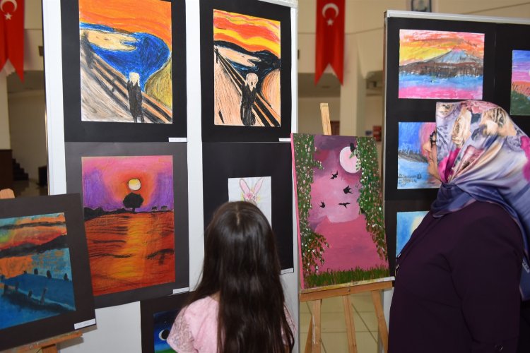 Bursa Yıldırım'da minik ressamların eserleri görücüde -
