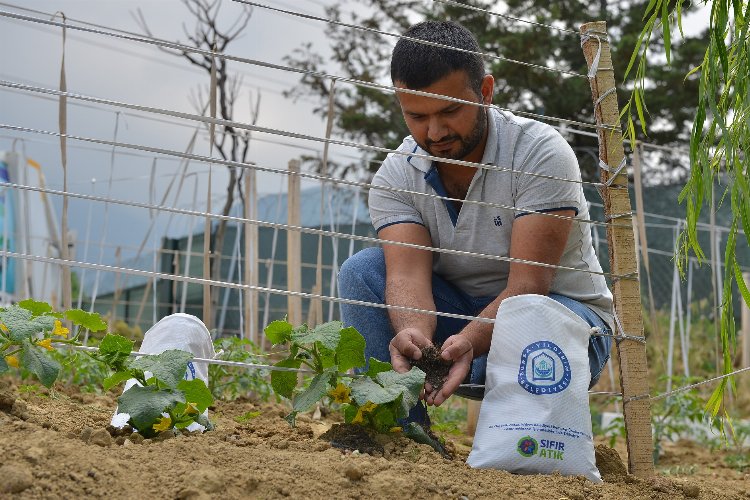 Bursa Yıldırım'da pazar atıkları toprağa can oluyor -