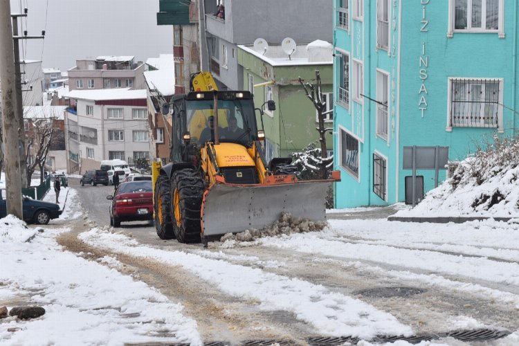 Bursa Yıldırım'da tuzlama çalışmaları sürüyor -