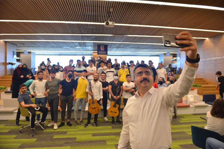 Bursa Yıldırım'da Uyumayan Kütüphane'ye 1 yılda 172 bin 590 ziyaretçi -