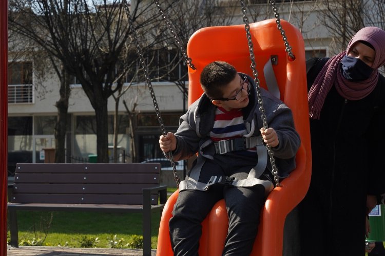 Bursa Yıldırım'da yürüme engelli Alperen için engelli salıncağı -