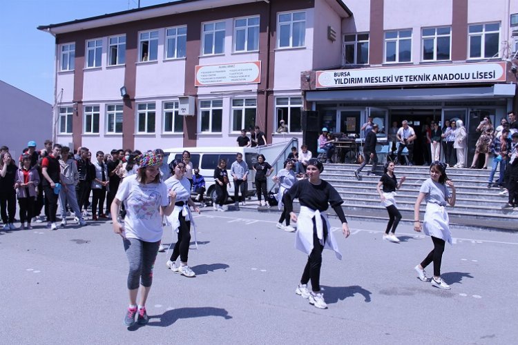 Bursa Yıldırımlı gençler 19 Mayıs'ı coşkuyla kutladı -