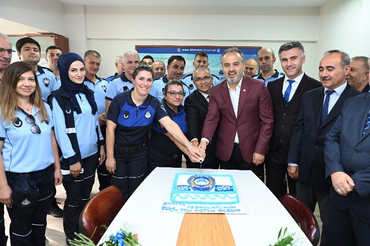 Bursa Zabıtası'na telsiz anonsuyla kutlama -