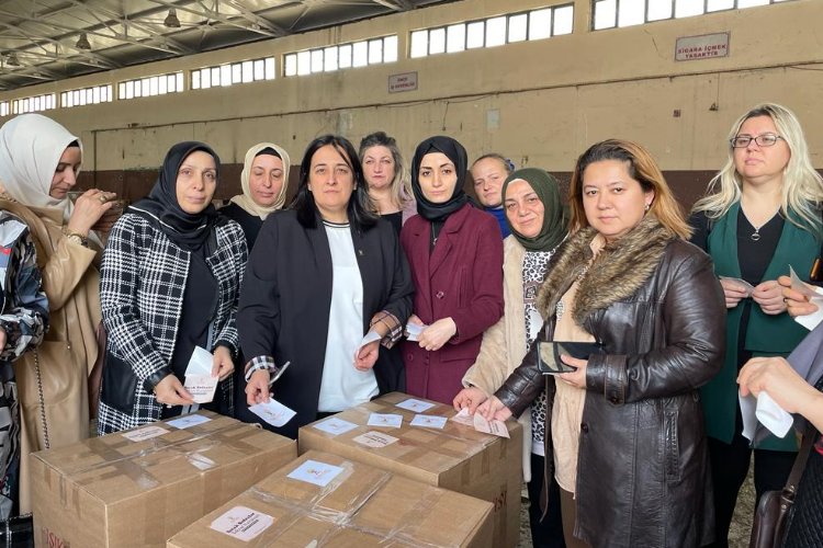 Bursalı 'AK Kadınlar'dan 550 koli mutfak seti -