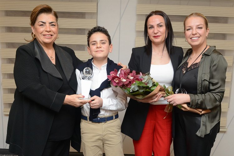 Bursalı annelerden genç şampiyona ödül -